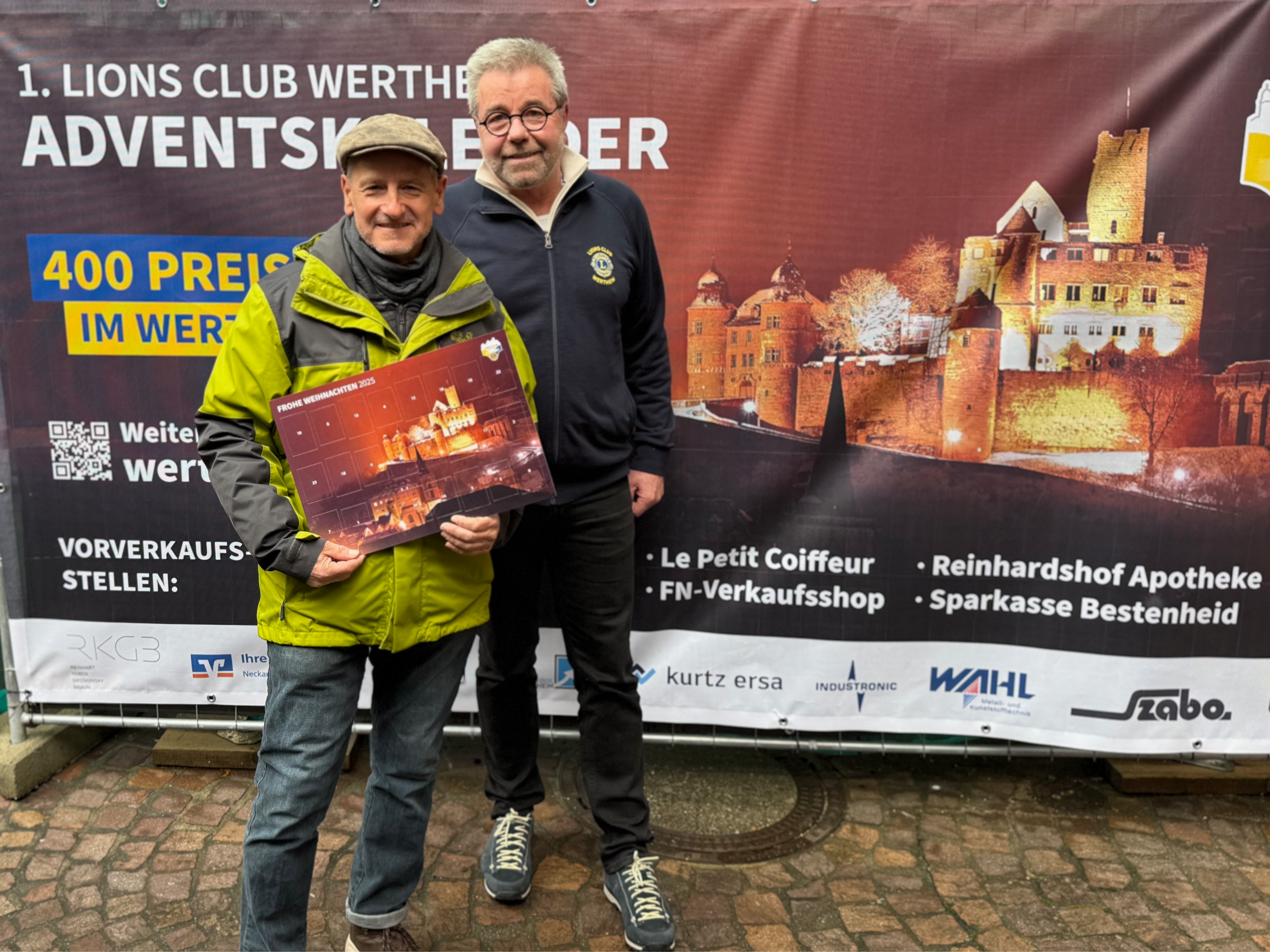 Jürgen Schreck erhält den ersten Adventskalender von Werner Ballweg