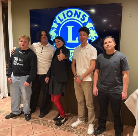 Die Teilnehmer aus 2026: Nathanael, Harone, Maxime und Yassine mit Christine Lavison