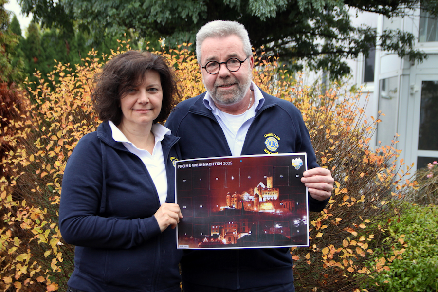 Melanie Ott und Werner Ballweg zeigen stolz der Adventskalender