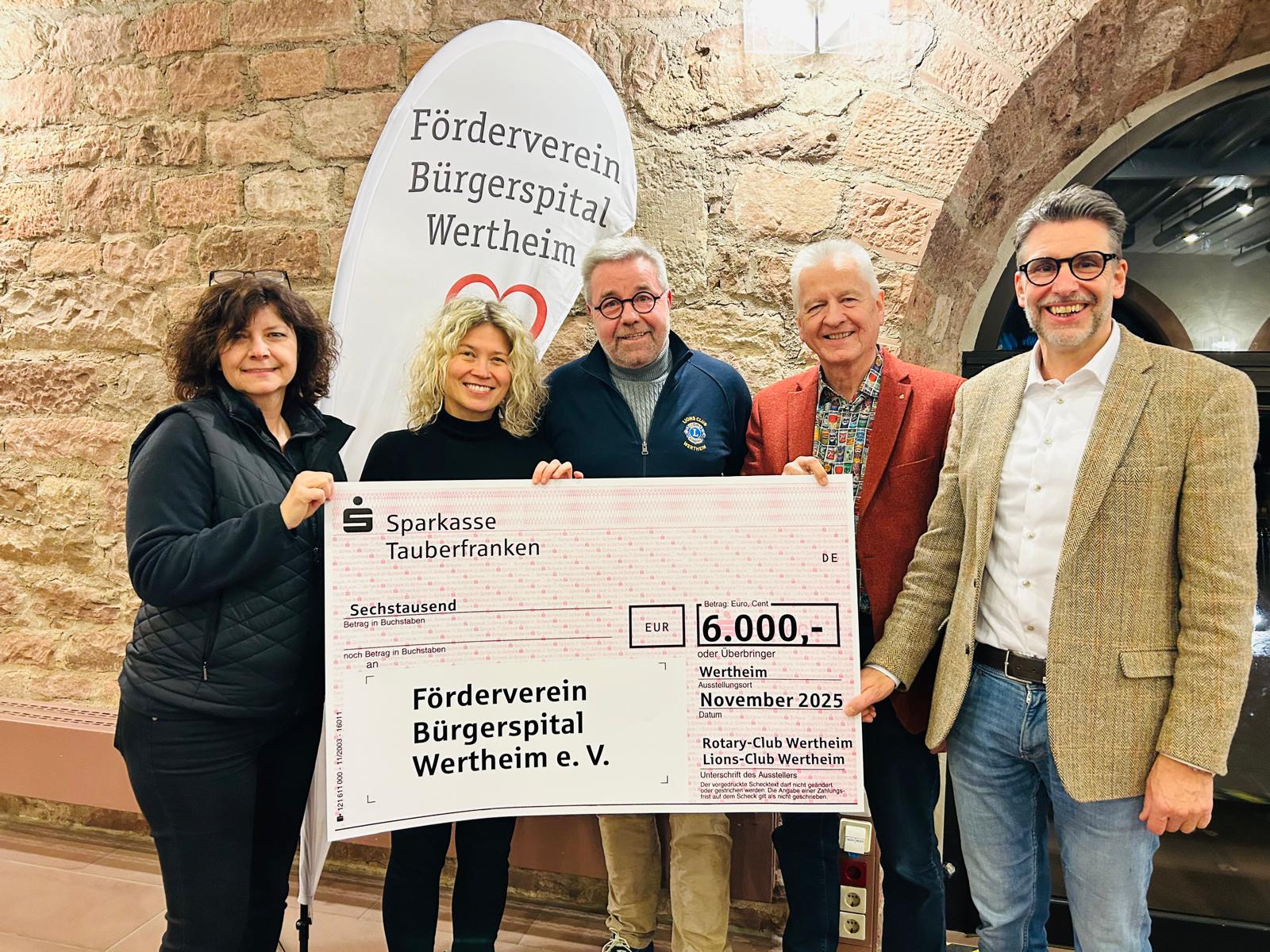 Scheckübergabe an den Förderverein