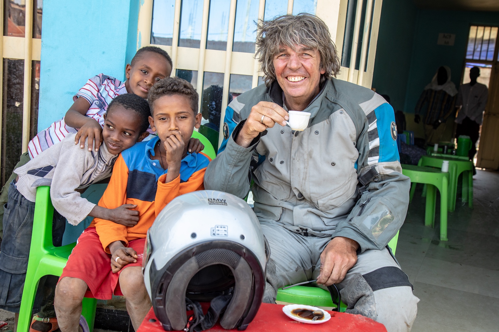 Michael Martin in Äthiopien. Mit lachenden Kindern, Tee - trinkend