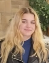 Ein Bild, das Person, Kleidung, Menschliches Gesicht, Lächeln enthält.KI-generierte Inhalte können fehlerhaft sein.