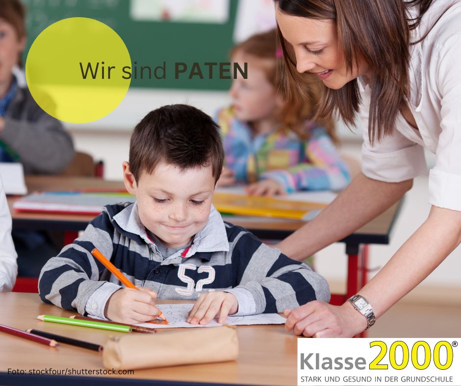 Klasse 2000 - lernende Kinder, die mit Freude in einer Schulklasse sind